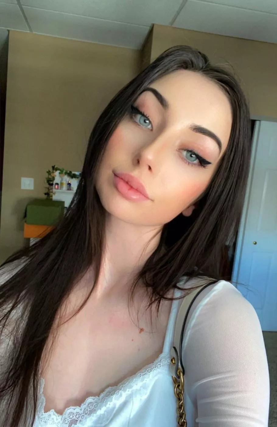 i love wearing makeup posted by succubusmar