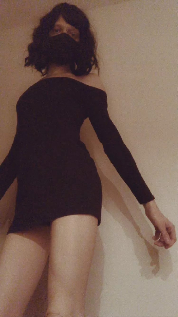 I miss this dress. I should dig it out again. I like how curvy it makes me look 😁🖤 posted by DoomerChan1