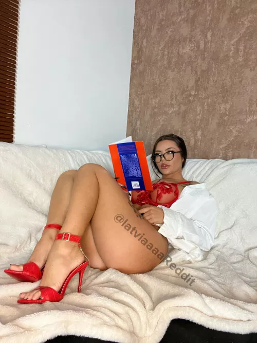 I need a foot rub, who’s first [domme] by LatviaaaaReddit