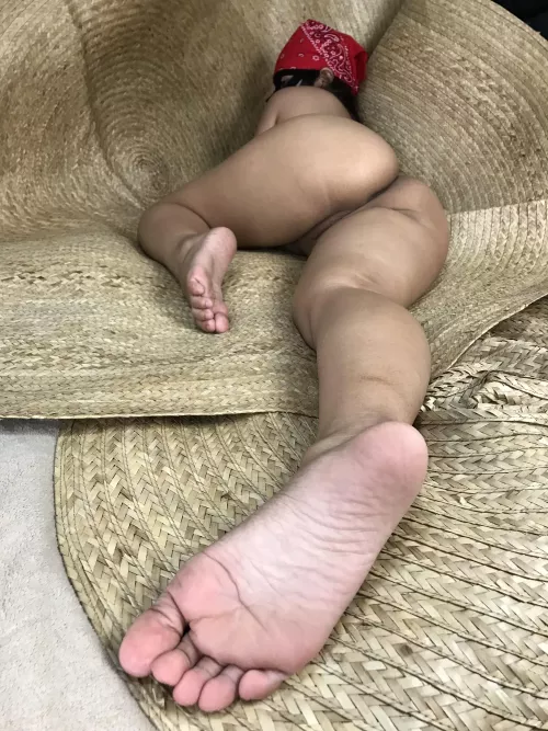 I need a little foot massage, any volunteers here? by TinyAsianDoll18