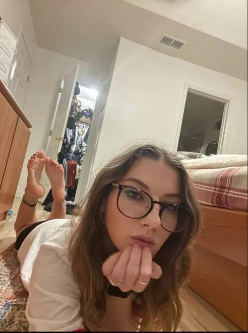 I need a personal foot licker by Kyliesfeettt