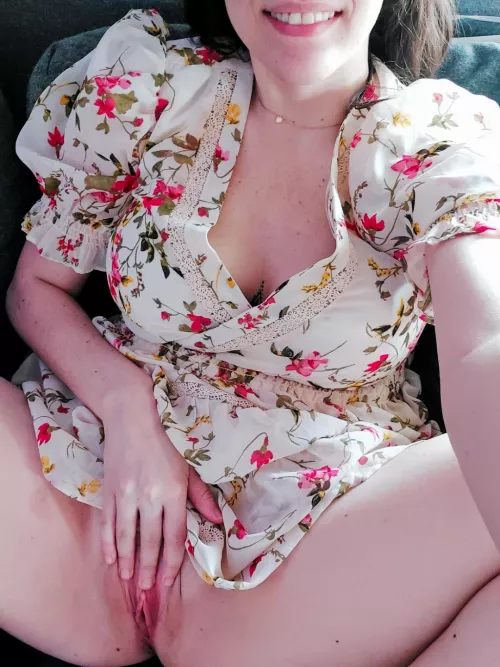 I need a soft pair of lips and a wet tongue to satisfy my urges right now. by PeachesForYou98