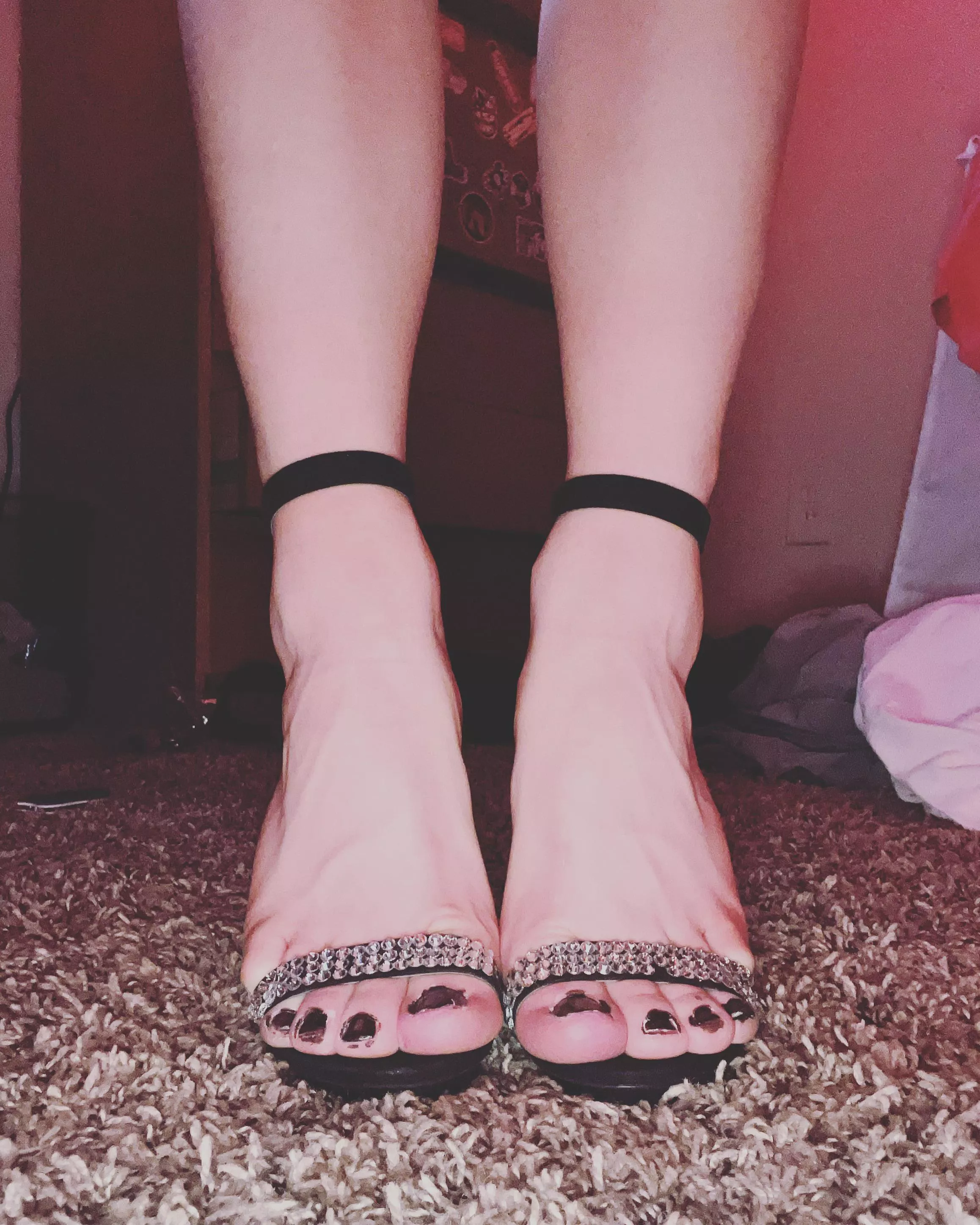 I need cum posted by Bigasscutefeet