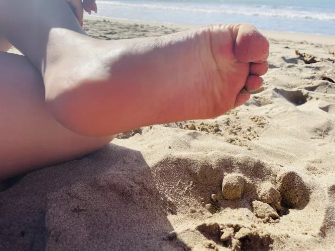 I need someone to clean the sand off my toes by LatinaFootsie