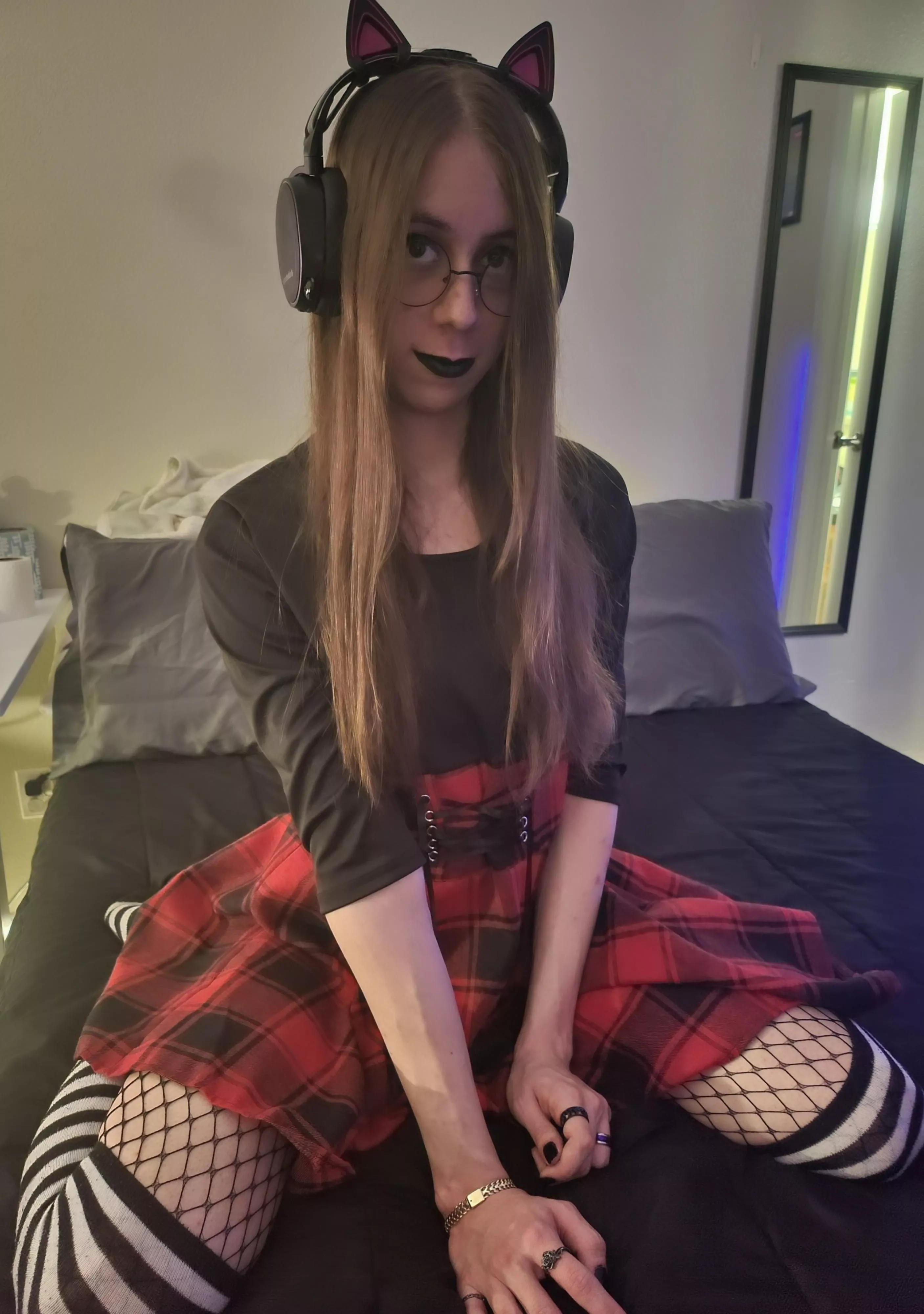 i need someone to cuddle with 🥲 posted by cutiepiexd6