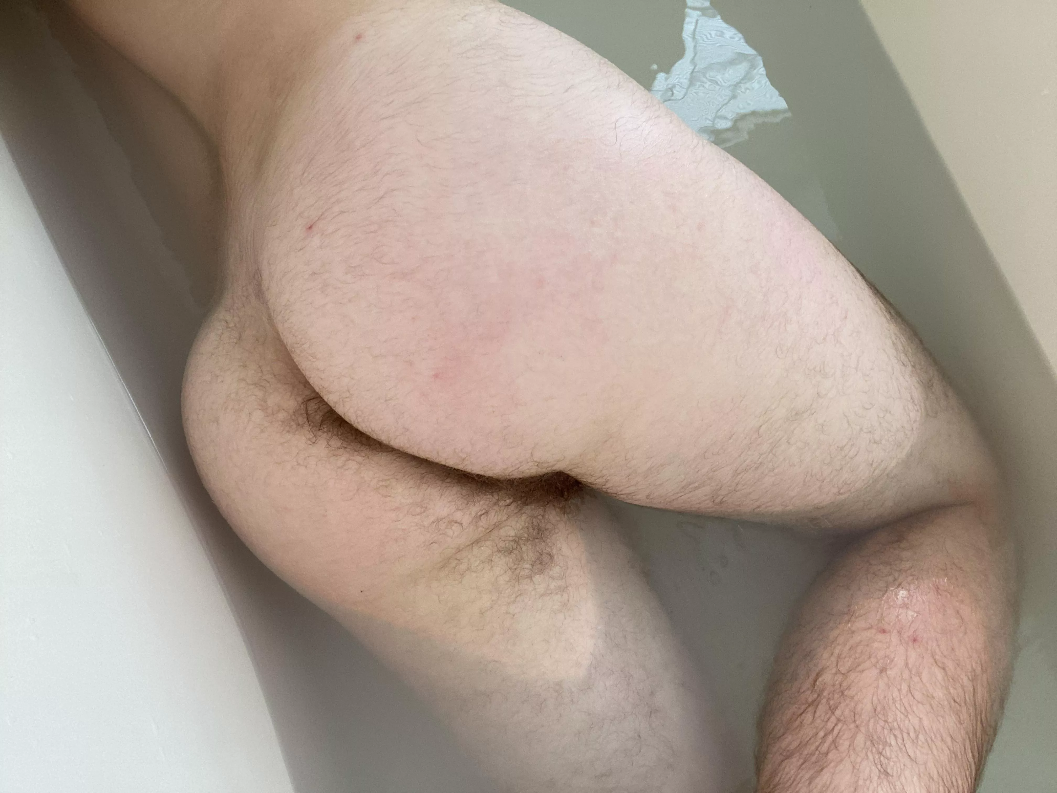 I need to find a better then the bathtub to take pics lol🍑🛀 posted by dankmoomoo57