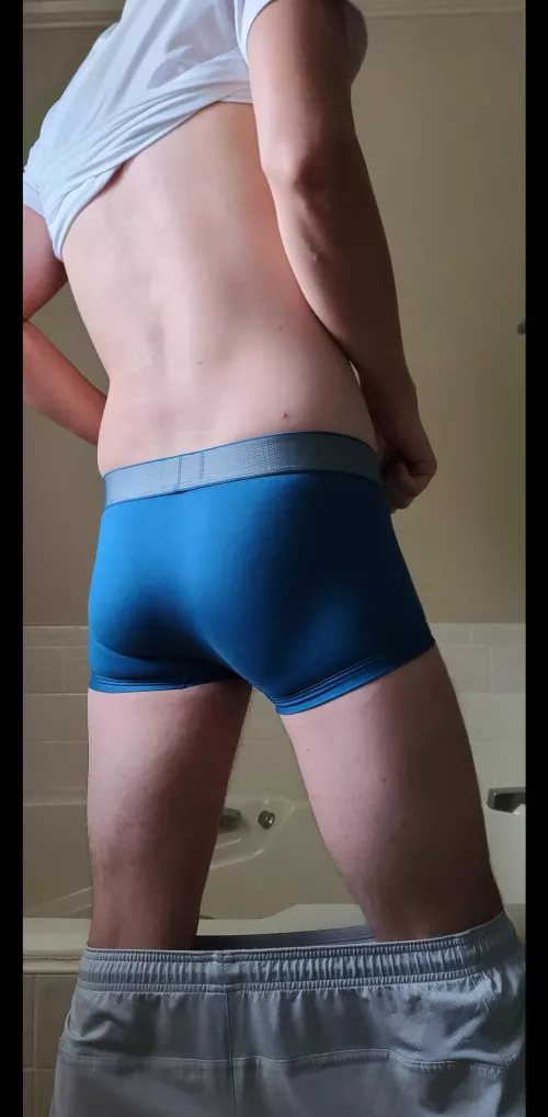 I never wear trunks by yellerstone