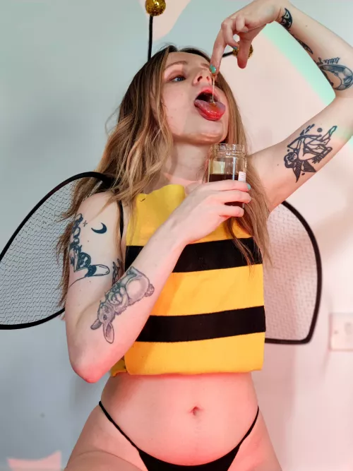 I promise I taste sweet like honey! bee by me by naughtykittykatty1