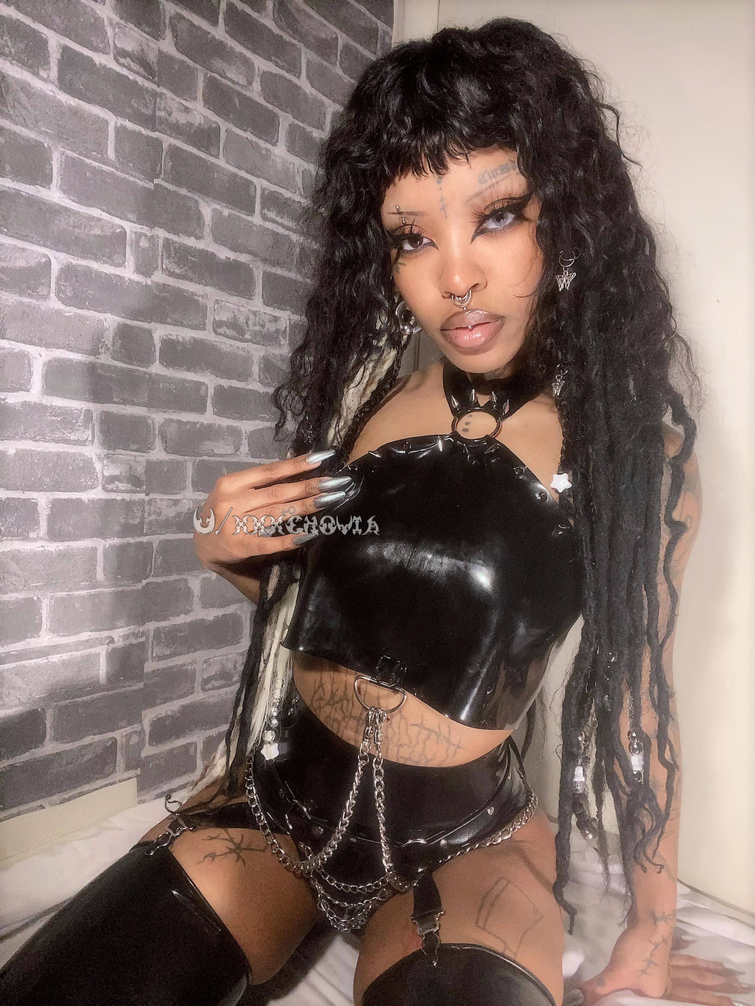 I promise I’m really sweet 🖤 posted by xxxenovia