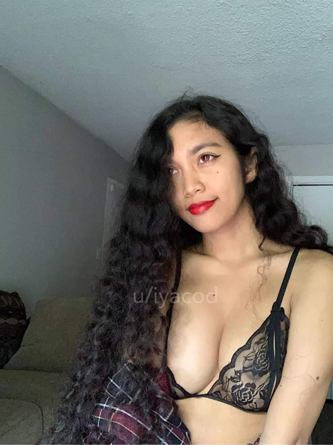 I put on red eye contact today and I kinda like it. 😝💕 posted by iyacod