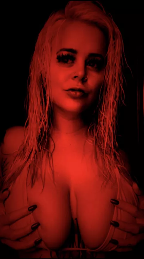 I See RED by Nikkinikkin9nedoors