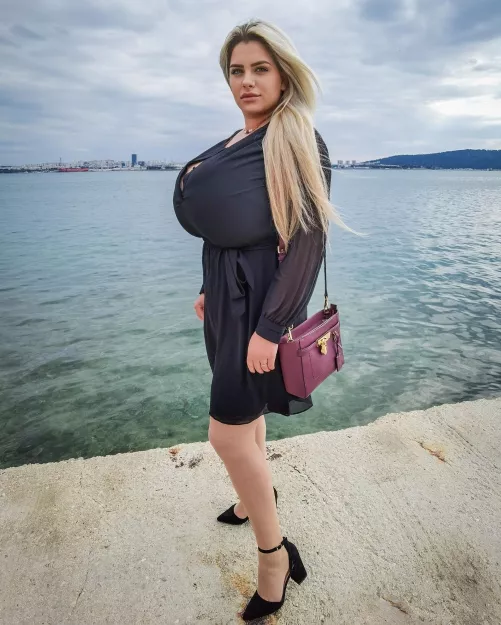 I should definitely take more side view photos! My proportions are insane! 😱 by ninaphoenix_