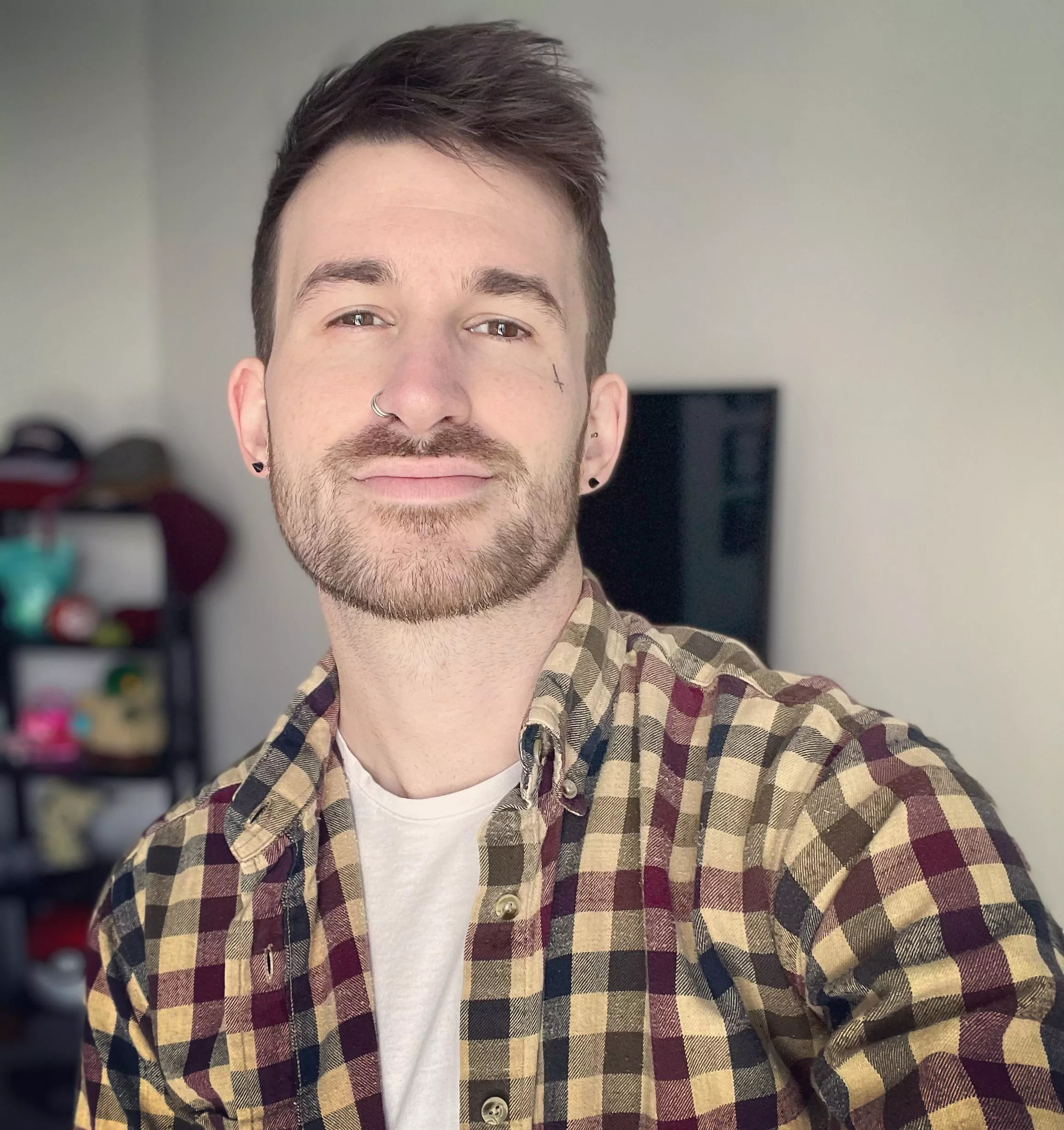 I spy with my little eyes, lots of nerdy things on my shelf. What could they be? 🤔 posted by hutt8urt