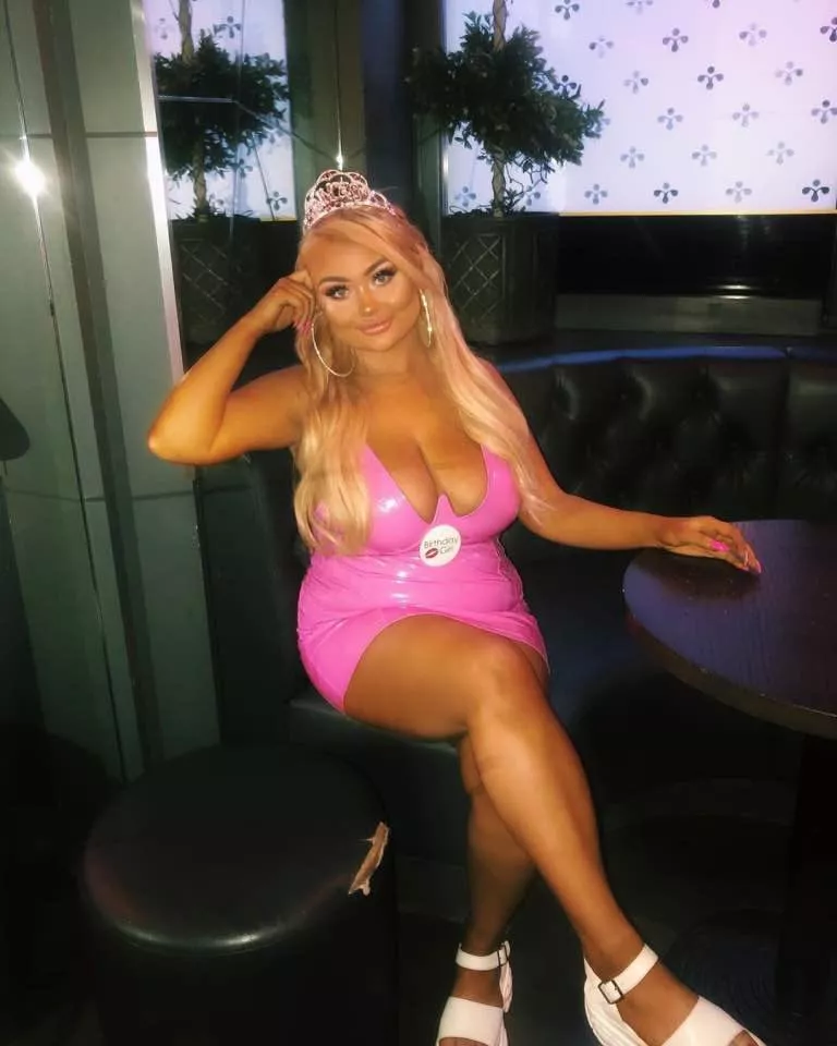 I think I'm in love 🥰I'd love to find out who she is, anyone able to help? posted by camo_feet