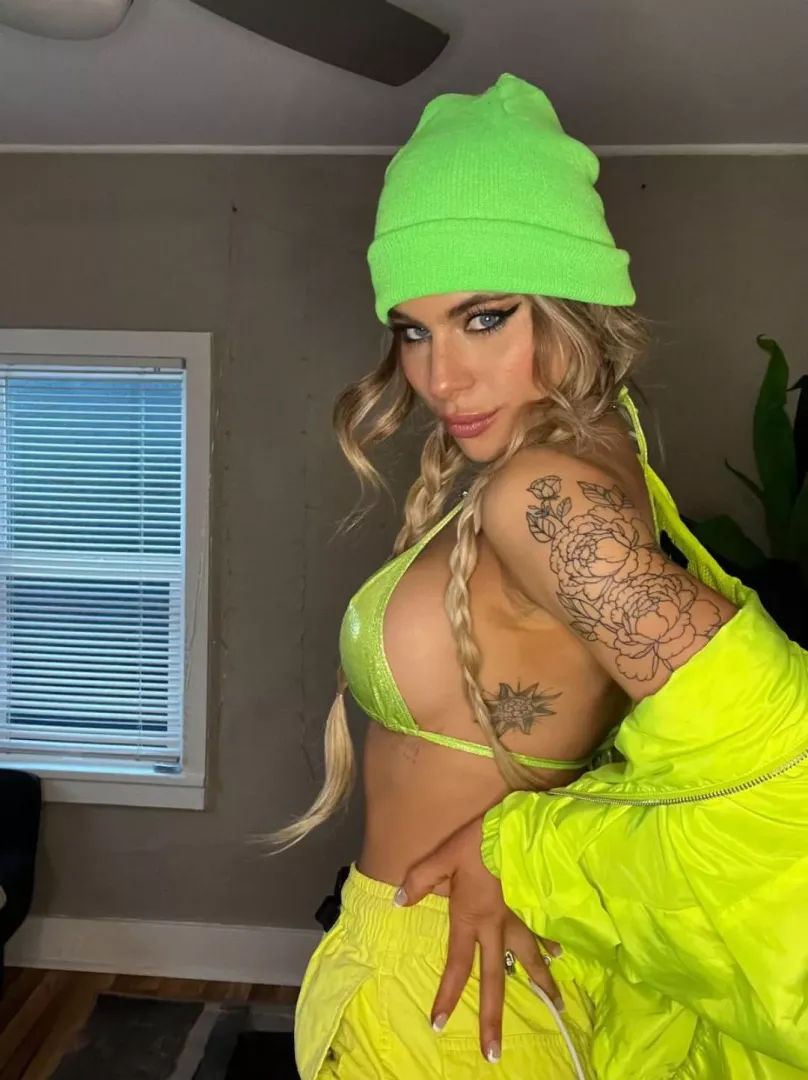 i think neon green is my new fave color posted by bullet_girl