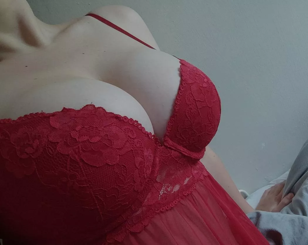 I think red suits me 🌹❤️ posted by _throwaway26374859