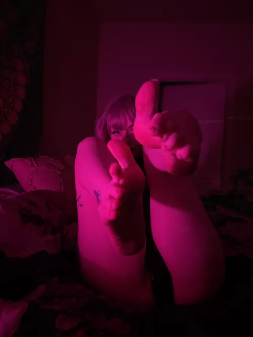 I wanna give out a foot job. Would you volunteer? by OpheliasMess