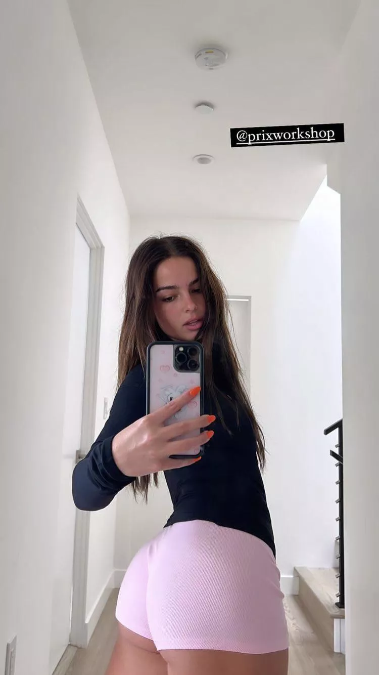 I wanna worship Addison Rae’s ass with buds posted by thereallifemartian