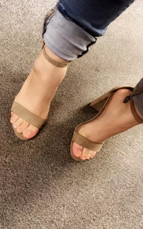 I want my toes licked and sucked ! Please me ? by Shadowbabemimi_