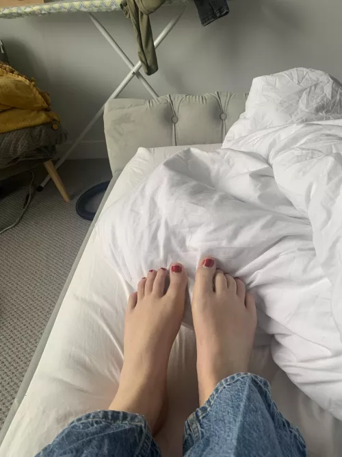 i want someone to suck these toes! dm mee :)) by Environmental_End_16
