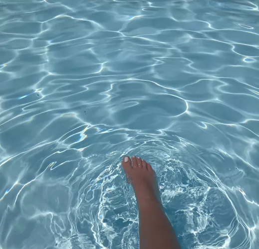 i want someone who would suck my toes even at a public pool by blueeyedbaddy