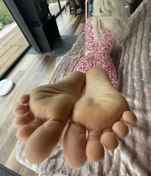 I want to feel your cum all over them by _sweetluna