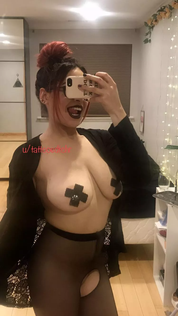 I want to leave my dark lip stick ALL over your naked bod 😏🖤✨ posted by tattooedtchr