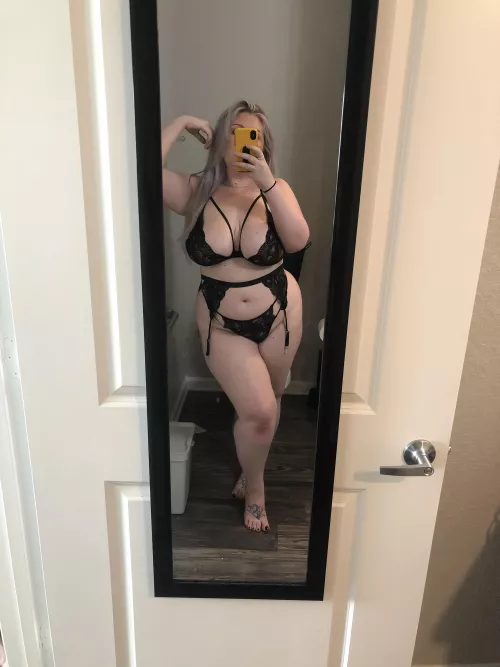 I want you on your knees for me 🖤 by pinkghouls