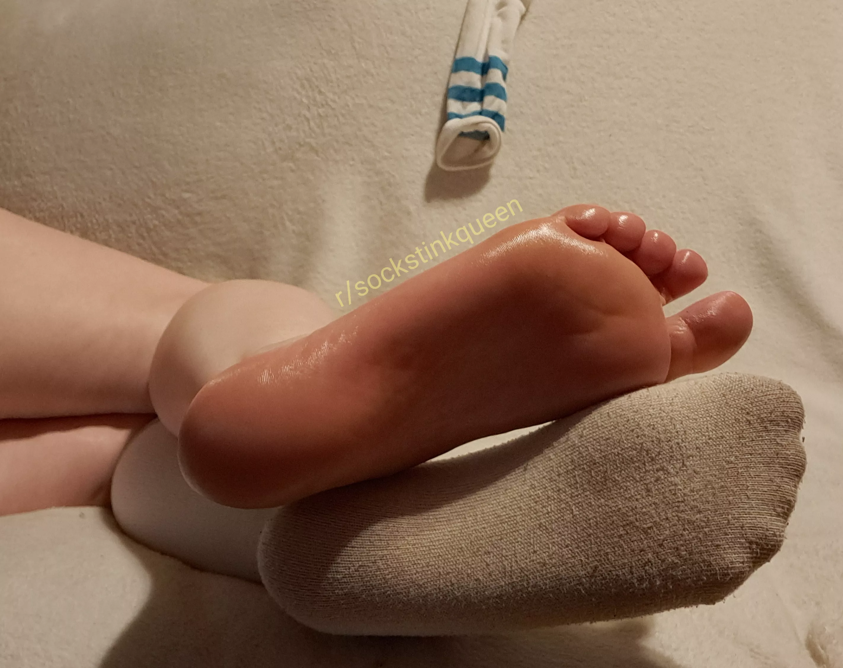 I want you to sniff my socks as you cum to my soles and toes~❤ posted by SockStinkQueen