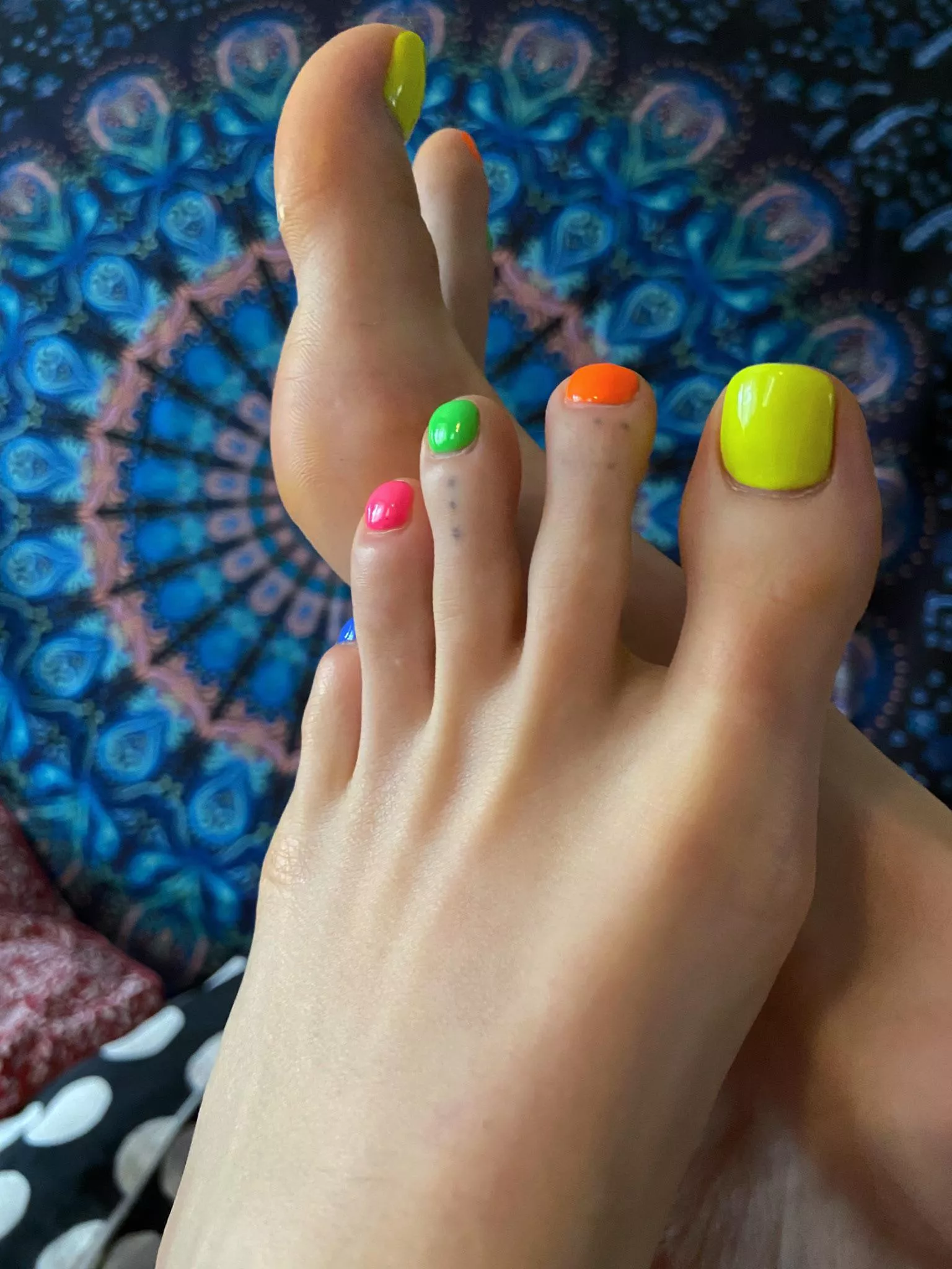 I want you to suck my sweet toes one by one posted by AvroraPeach666