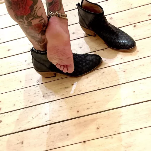 I want your wet warm tongue one my soles by Ariel88theangel