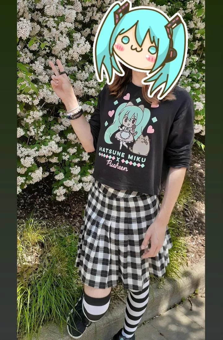 I went out in public in a skirt for the first time :) posted by StrawberryStefanie