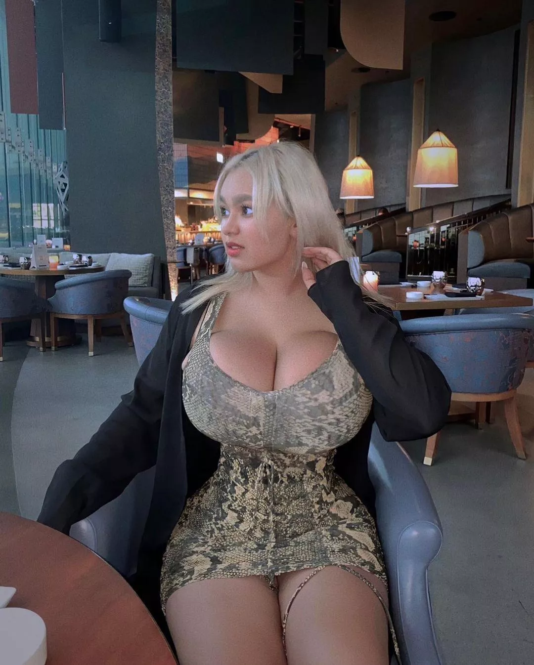 I wish I knew this girl’s name. She looks so hot! 🥵 posted by yassjobbs