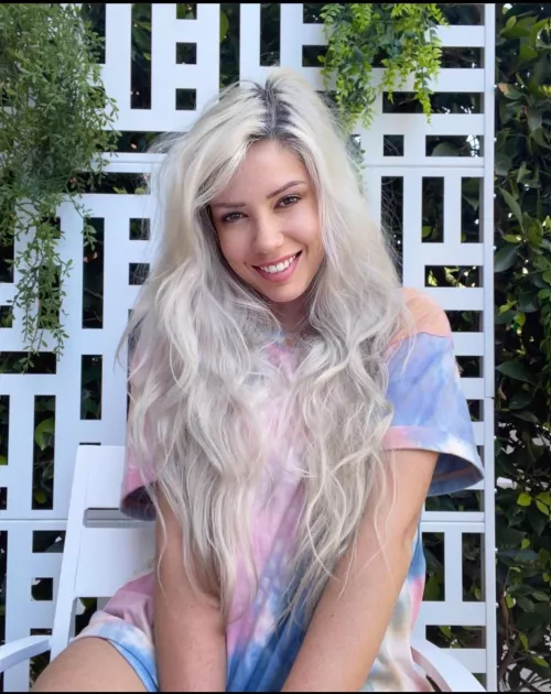 I'd absolutely love to share Alanah Pearce with a bi-bud < 3 by XLJamieSnack