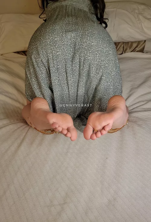 I'd love to hear your ideas on poses! I'm currently obsessing over this one <3 by gnnyvera97