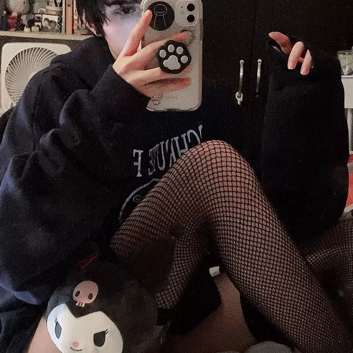 idk how 2 use reddit 😳 but hi posted by gxrebf