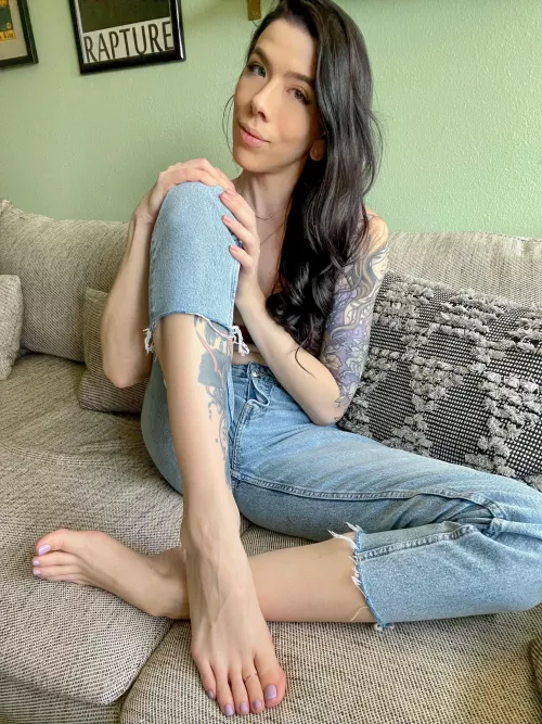 If I walk around bare foot while you’re over, would I catch you staring? Be honest 😏 by Thehustlerant