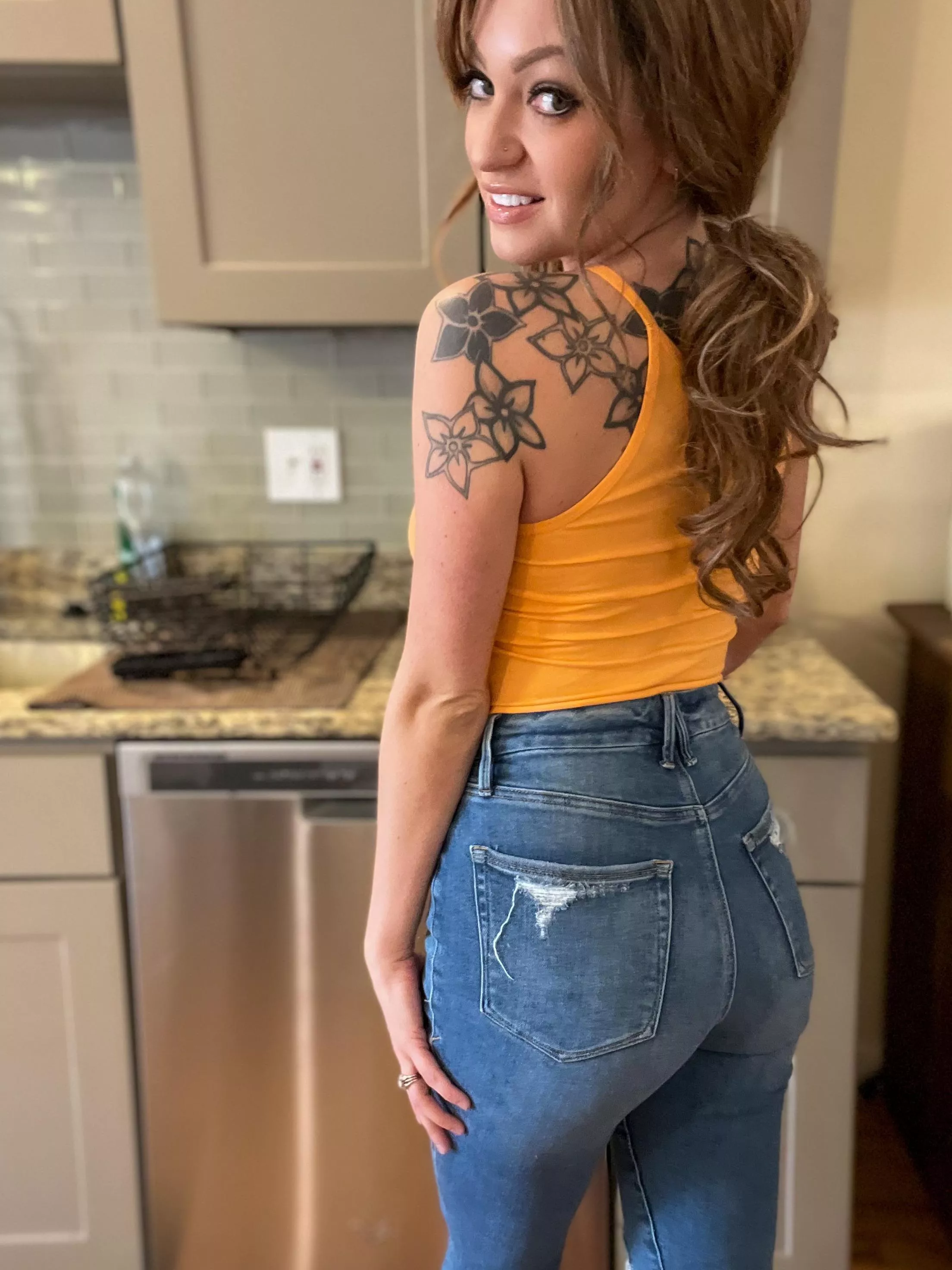 If young mom in jeans is your type say hello 👋🏼 posted by Daintylittlesole