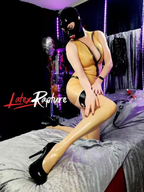 I'm a girl in a tight latex hood. Now let's play. I'm ready are you ❤️🧒💋💋🧒 by LatexRapture