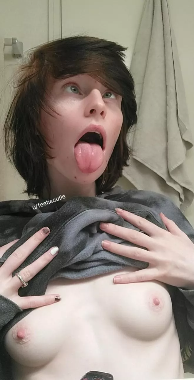 I'm a good girl 🥺 posted by feetiecutie