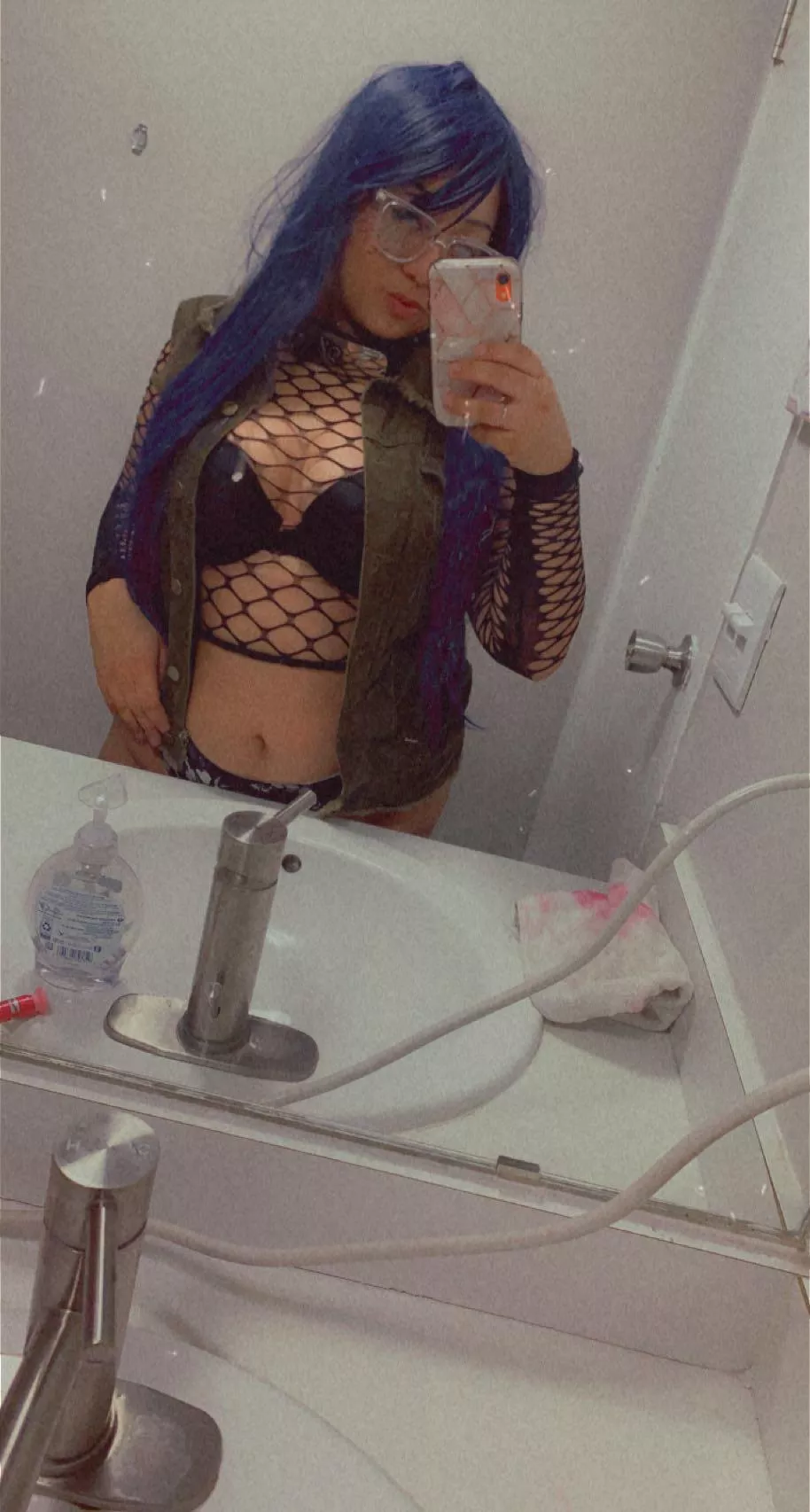 I’m a Latina MILF that loves getting fucked doggy style, check my bio for a surprise 😈 posted by Bellabellax_