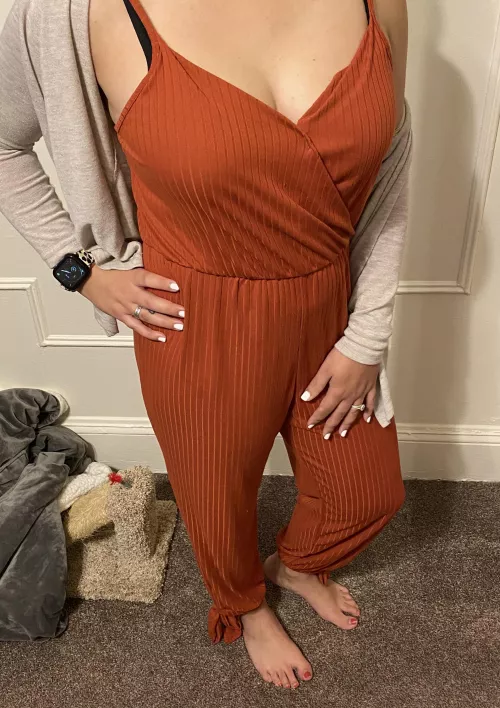 I’m a REAL amateur wife (f25) upvote if you like my outfit but want to see me in less 😜 [image] by EndlessSpace20