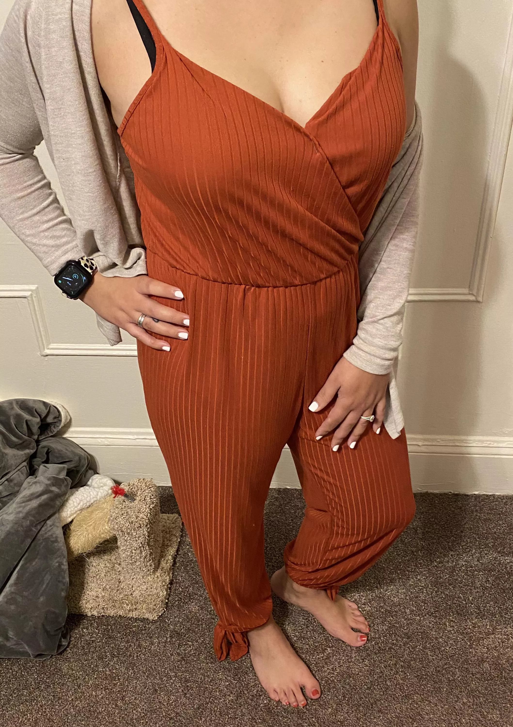 I’m a REAL amateur wife (f25) upvote if you like my outfit but want to see me in less 😜 [image] posted by EndlessSpace20