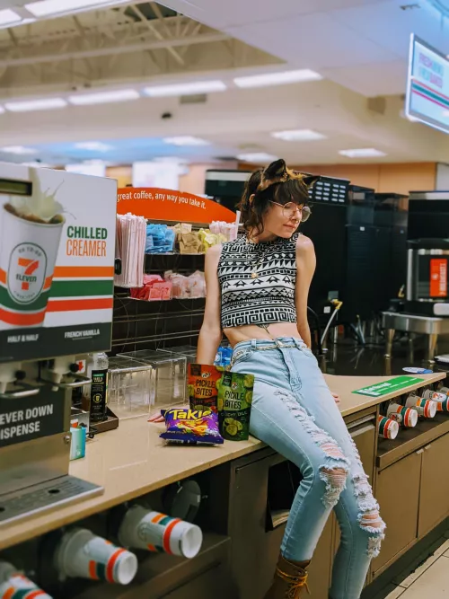 I'm allowed on the counters okay by Lil_Peachy_Fox