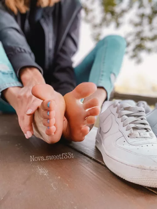 I’m craving some helping hands for a nice foot rub… by Novasweetfeet