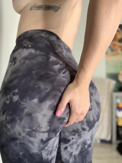 I’m curious, who wants to be my gym buddy 🖤 by Pretty_Pink_Kiki