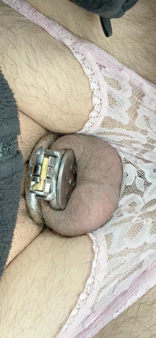 I’m in a tiny predicament. by sissypetra00