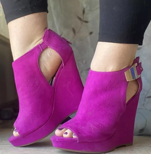 I’m in love with this color! by ToetallyGirly