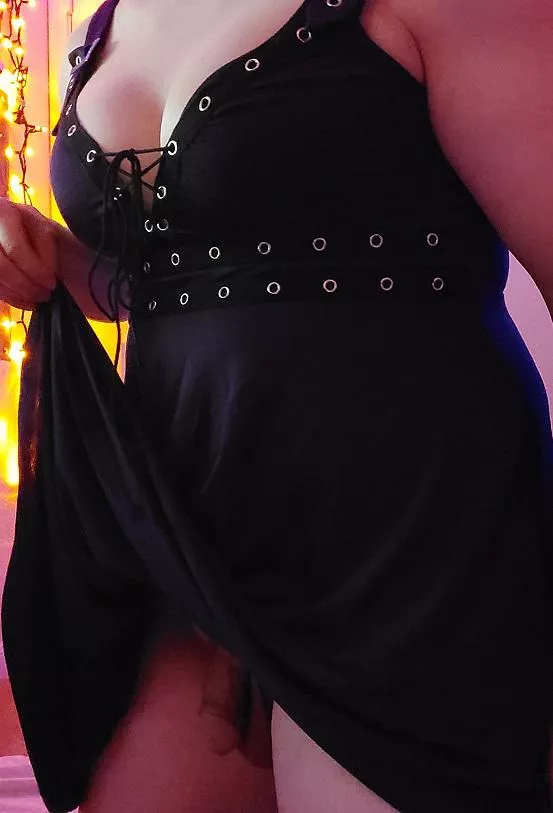 I'm not wearing panties under my dress 🤭 posted by ressosii