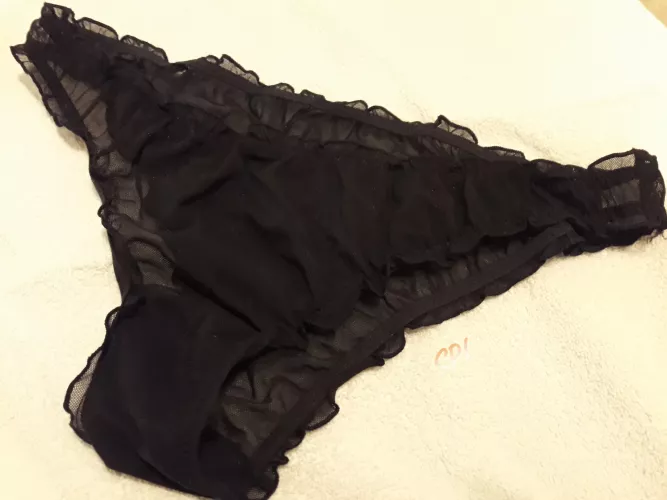 I'm so sorry...I didn't introduce my latest purchase: Bloomer cheeky mesh of Gilly Hicks!🖤 Adorable isn't she?🤗 by Secretpantylover